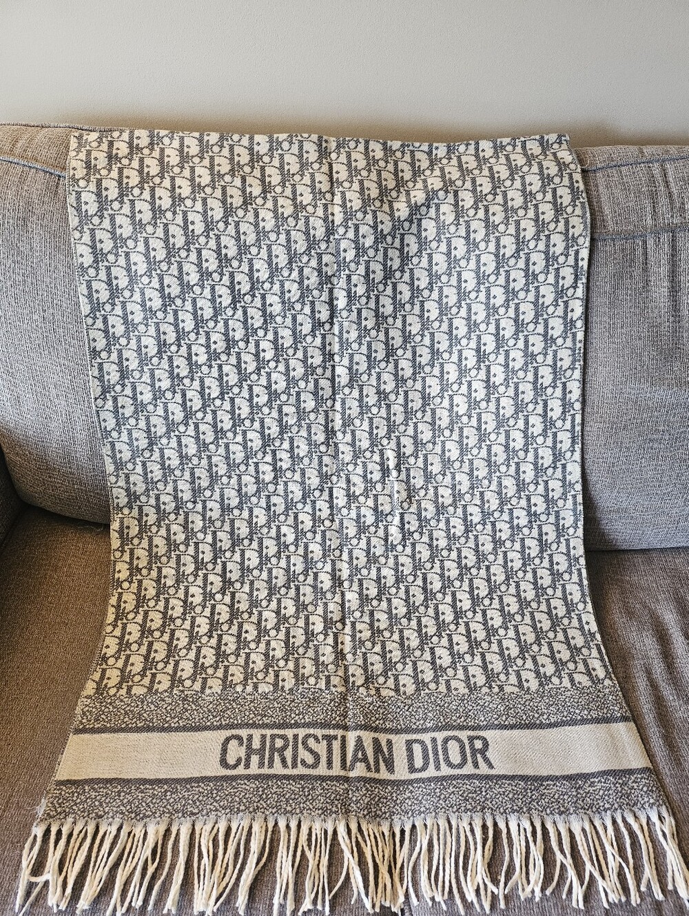 NEW ✨ DIOR ✨🩶 100% Cashmere Reversible Gray Large Fringed Scarf Shawl Wrap 🩶 - Picture 8 of 15